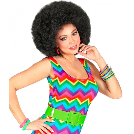 Idée tenue années 70 hippie avec la ceinture vert fluo, une perruque afro noire et des bijoux fluo