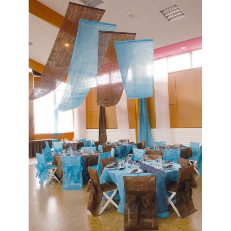 Idée de décoration de salle avec les tentures de salle bleu ciel et chocolat