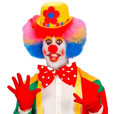 Paire de gants rouges portée par un homme pour accessoiriser un costume de clown