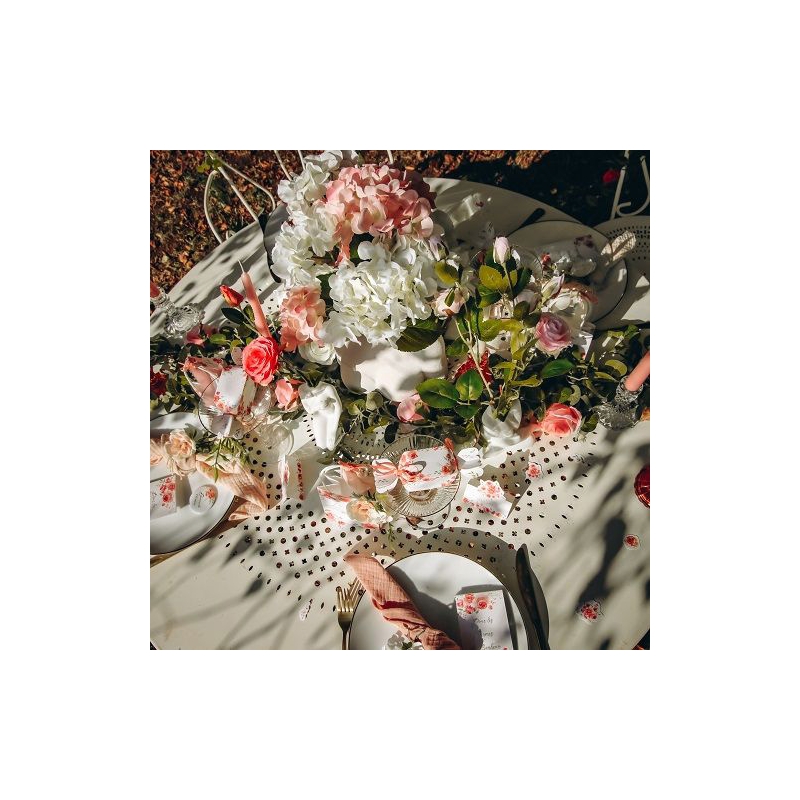 Déco de table avec le bouquet rose blanche artificielle avec feuillage