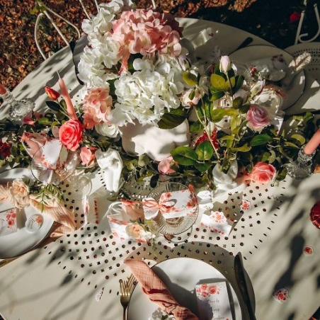 Déco de table avec le bouquet rose blanche artificielle avec feuillage