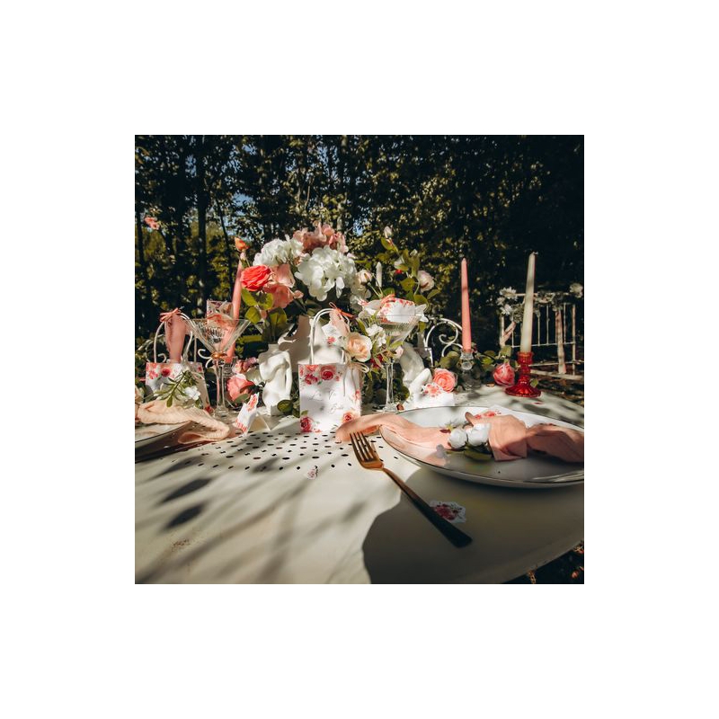 Idée de décoration de table de mariage avec le bouquet feuillages et rose blanche