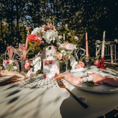 Idée de décoration de table de mariage avec le bouquet feuillages et rose blanche