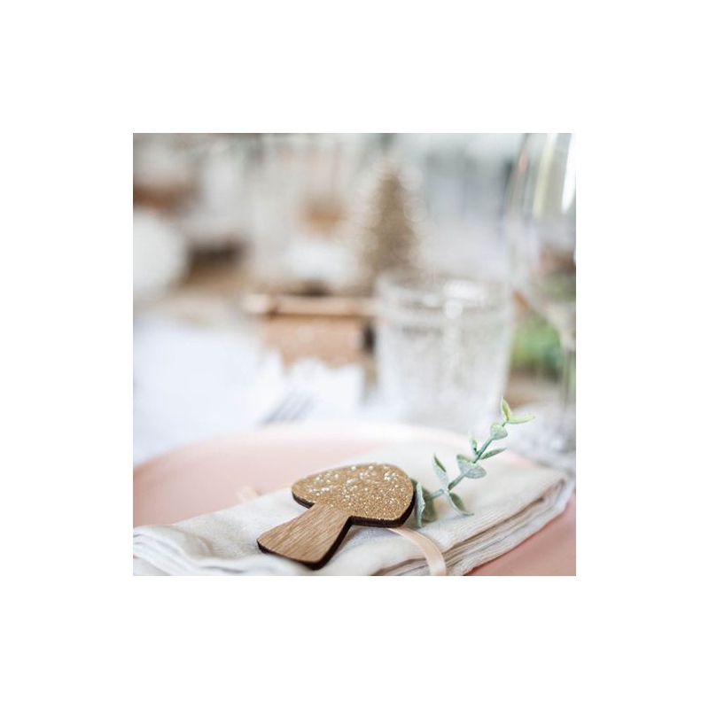 branches eucalyptus utilisée pour décorer une serviette de table