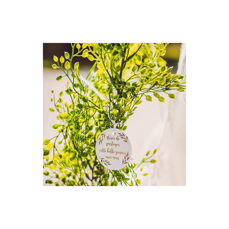 Guirlande de feuilles rondes décorée d'un mot de remerciement