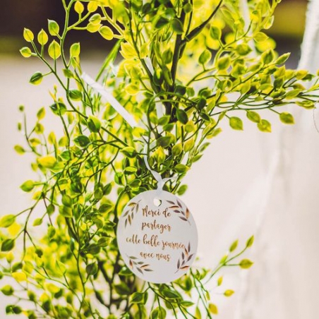 Guirlande de feuilles rondes décorée d'un mot de remerciement