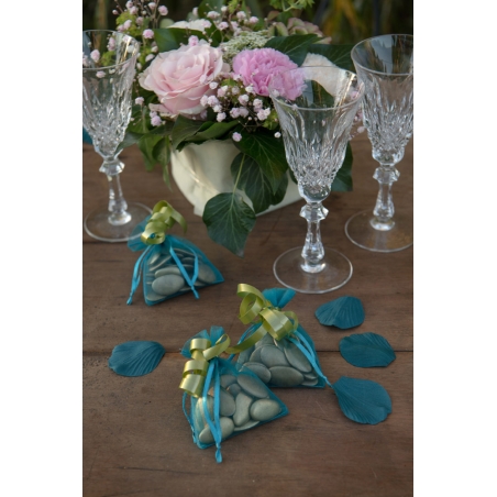 Décoration de table - idée déco avec les sachets organdi de couleur bleu turquoise