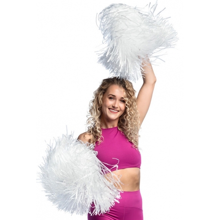 Présentation de 2 pompons blancs avec une pantalon et top de couleur unie Présentation de 2 pompons blancs avec une pantalon et top de couleur unie