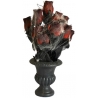 Jardinière Halloween - un bouquet de roses dans un vase noir décoré de toile d'araignées