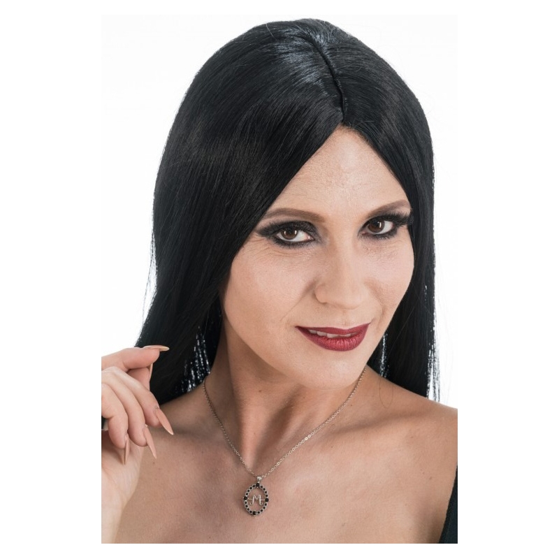 Bijoux Mercredi Addams porté par une femme