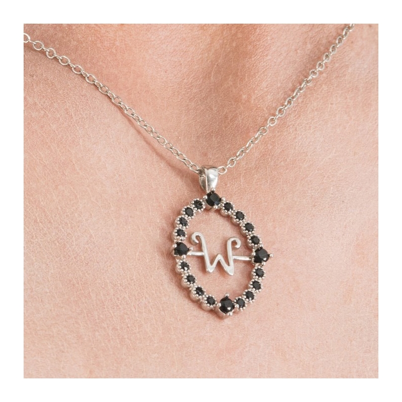 Pendentif Mercredi Addams, un accessoire idéal pour compléter le déguisement de Mercredi