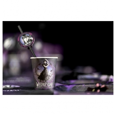 Déco de table anniversaire Mercredi Addams avec les gobelets