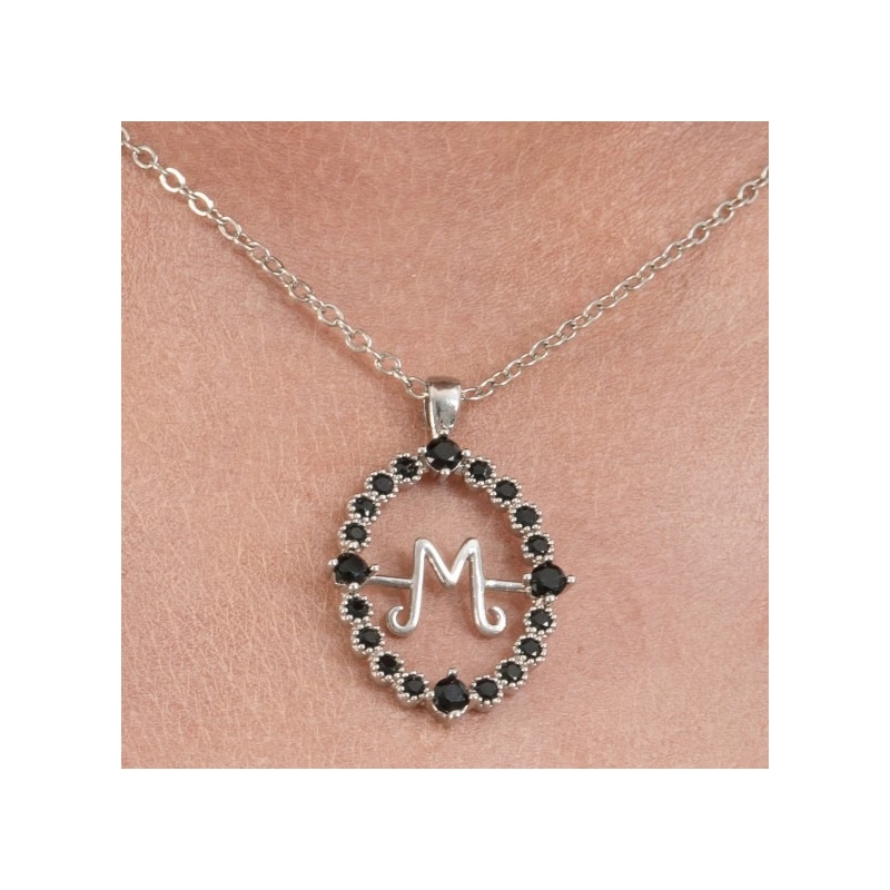 Pendentif Mercredi Addams, un accessoire idéal pour compléter le déguisement de Mercredi