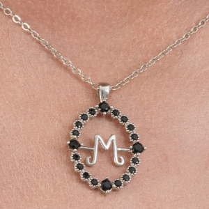 Pendentif Mercredi Addams, un accessoire idéal pour compléter le déguisement de Mercredi