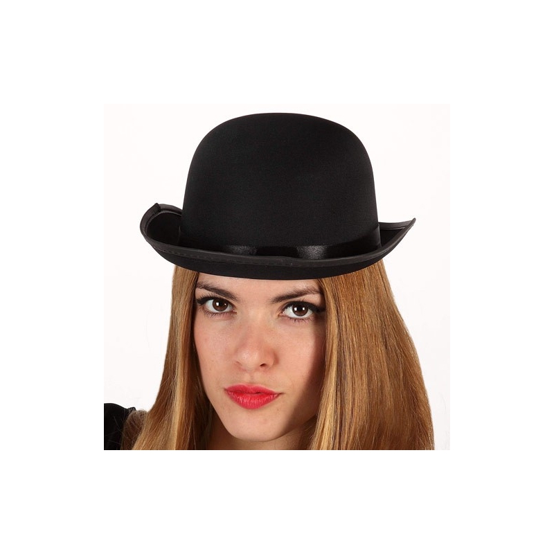 chapeau melon noir porté par une femme