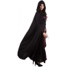Cape noire à capuche portée par une femme, un accessoire idéal pour se déguiser pour Halloween